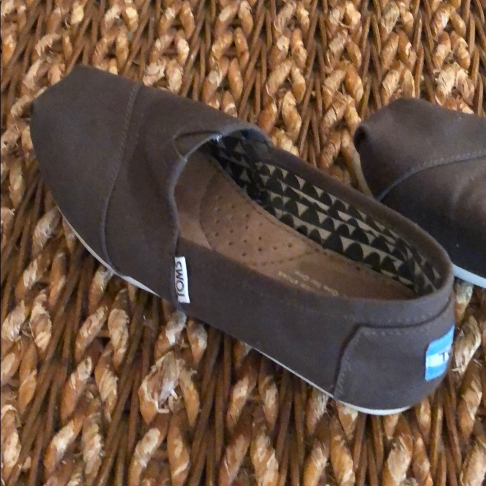Toms women’s slip ons lightly used